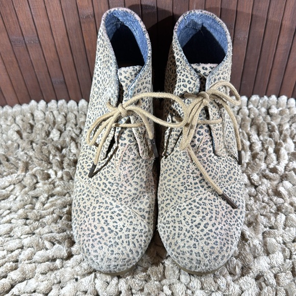 TOMS SHOES LEOPARD PRINT SZ 7 wedges - Picture 2 of 7